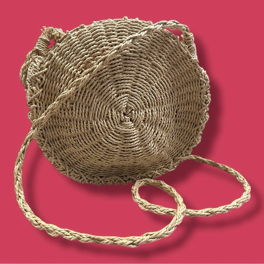 🎉HP🎉EUC Urban Outfitters Round Woven Shoulder Bag in Natural. One Size - Picture 4 of 10